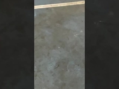 Прожекторы освещают теннисный корт