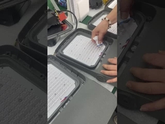 Процесс сборки водонепроницаемого компонента прожектора.