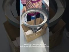 Новые солнечные садовые фонари собираются и готовы к отправке.