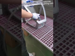 Корпус алюминиевого садового фонаря полируется в производственном цеху.