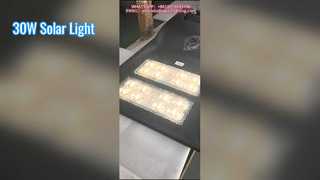 Два модуля солнечных уличных фонарей с цветовой температурой 4000K, используемые на городских дорогах.